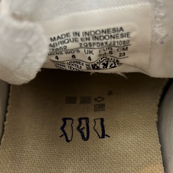 Woman’s Converse white sneakers, Size 6 - Picture 6 of 6